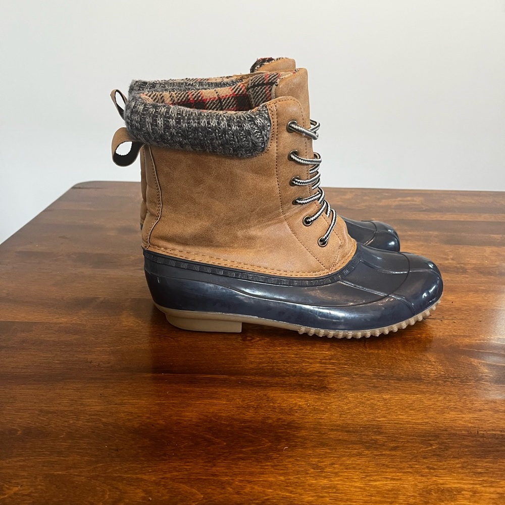 Justfab Women’s 8.5 duck boots. Like new. Great condition.